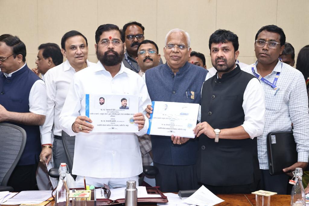 Government certificate presentation
